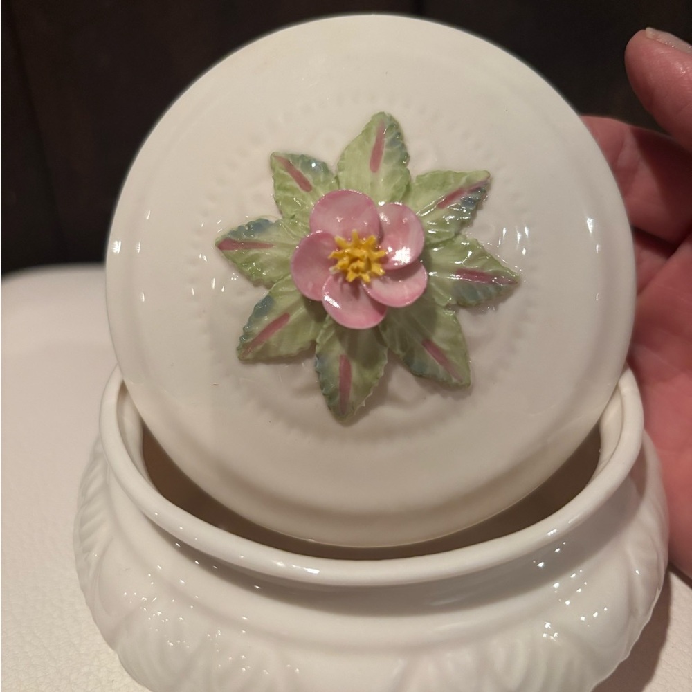 Belleek covered trinket/jewelery dish